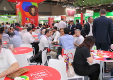 En el stand de Frutas de Chile estaban muy ocupado desde el 1er día de la feria.