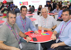 Santiago Pereira, Mateo García, Gabriel Correa e Ismael Pereira de la empresa Exportadora Agua Santa S.A. en el pabellón de Frutas de Chile.