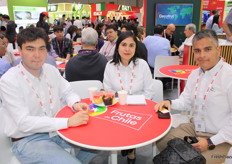 Fernando Martínez, Deysi Bravo y Manuel Morales de Agusfrut, exportadores de cerezas de Chile.