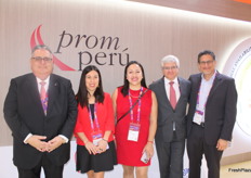 Enrique Cárdenas cónsul general de Perú en Hong Kong, Sayuri Sakihama sub directora de promoción comercial de Promperú, Nicole Zurita jefe de estudios económicos y mercados de AGAP, Bernardo Muñoz director de la oficina comercial de Shanghái, Garbriel Amaro presidente de la Asociación de Gremios de Productores Agrarios del Perú (AGAP) en el pabellón de PromPerú.