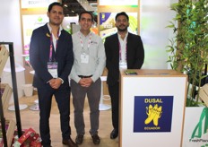 Cristian Salmon desarrollo empresarial de DUSAL Ecuadro, Javier Chaud director ejecutivo de Frutera Linderos de Chile y Tommy Grazzo coordinador logístico de DUSAL, presentes en el pabellón de Ecuador.