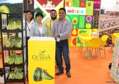 Equipo de Ochoa Products, representado por su gerente comercial Carlos Galvan (derecha), exportadores de banano orgánico, presentes en el pabellón de México.