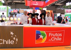 El equipo de Frutas de Chile con su vestimenta tradicional le dio estilo al pabellón del país, acompañado de Carlos Cruzat presidente del comité de kiwi, Ignacio Caballero director de marketing y Andrés Armstrong presidente de comité de arándanos de Chile.