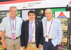 Juaquín Gómez presidente de APOEXPA, Antonio Caballero de Frutas Torero S.A. y Fernando Díaz de Info de la Región de Murcia, presentes en el pabellón de España.