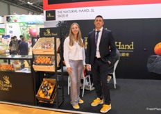 Juan Carlos Martínes y Beatriz Pérez de Natural Hand, promocionando las mandarinas y naranjas para el mercado Asiático.