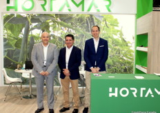 Francisco Javier, Montero, José Miguel López y Rubén Romera, de Hortamar. La empresa ha comenzado a trabajar la pitahaya junto con sus hortalizas y frutas de invernadero, en una campaña que arrancó el 1 de septiembre y que actualmente ya moviliza en torno al millón de kilos semanales