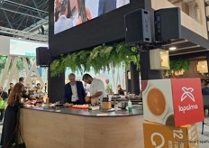 En el stand de Granada La Palma, el cocinero querido por todos los andaluces Enrique Sánchez, que cada tarde comparte sus recetas en el programa Cómetelo de Canal Sur, sorprendió a los participantes en la feria con sus elaboraciones y su simpatía