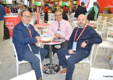 Luis Ahumada y José Orellana de Los Olmos en Chile reunidos con su cliente (en el medio), Bijal Uchat, de India y Dubai.