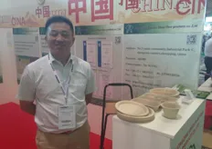Mister Wang, de la compañía Chanqing Green Plant, con envases.